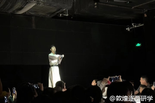 想請一位敦煌學者帶隊講解莫高窟，怎么聯系？
